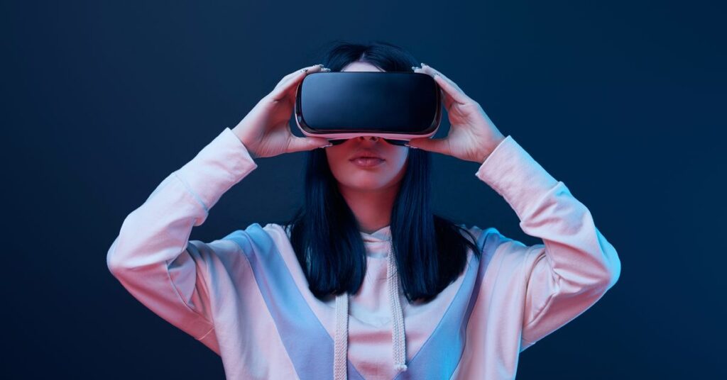 Apple's rumoured AR/VR headset has been postponed until 2023, with a target price announced.